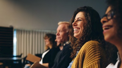 persone a riunione che sono felici