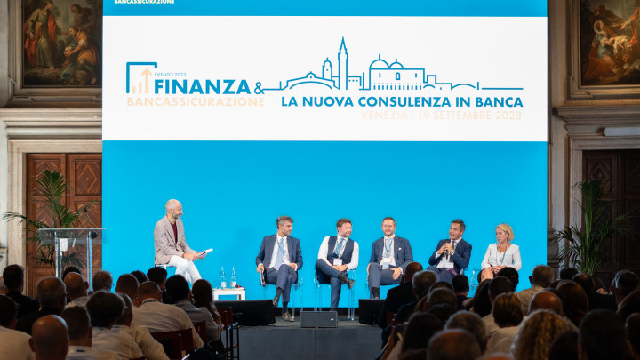 Meeting risparmio gestito e bancassicurazione 2023 foto relatori che parlano al pubblico